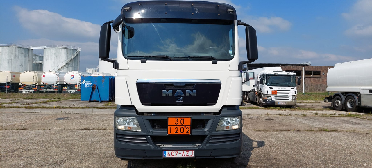 MAN TGS (lot of 4) - Tartályos teherautó: 2 kép. MAN TGS (lot of 4) - Tartályos teherautó: 2 kép.