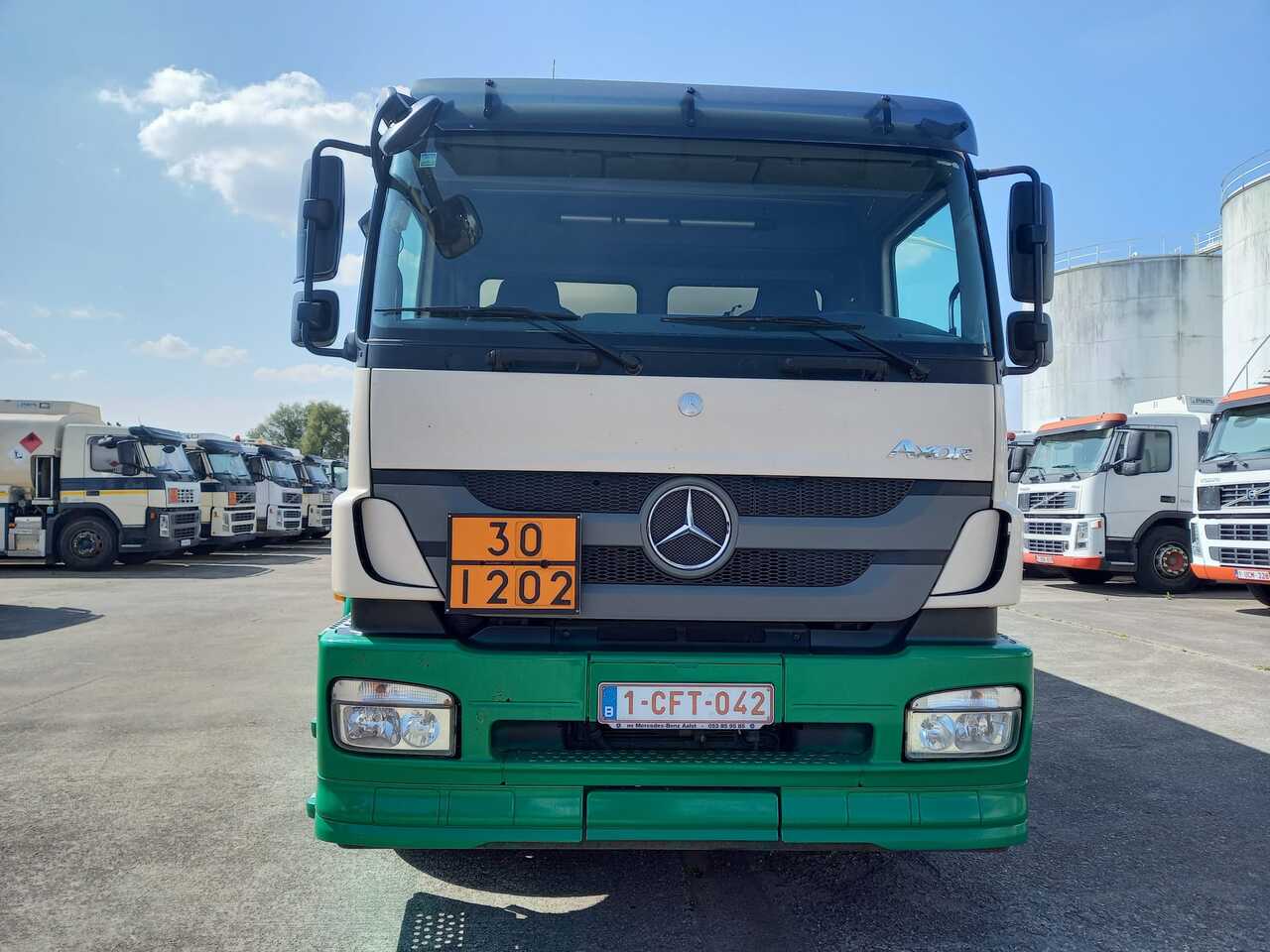 MERCEDES AXOR - Tartályos teherautó: 4 kép. MERCEDES AXOR - Tartályos teherautó: 4 kép.