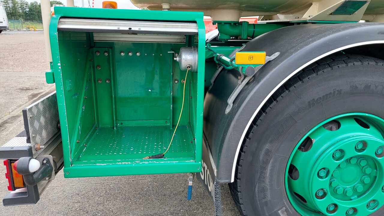MERCEDES AXOR - Tartályos teherautó: 2 kép. MERCEDES AXOR - Tartályos teherautó: 2 kép.
