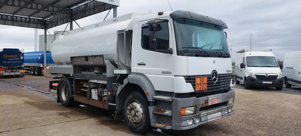 Tartályos teherautó MERCEDES: 6 kép. Tartályos teherautó MERCEDES: 6 kép.