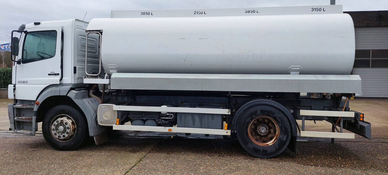 Tartályos teherautó MERCEDES: 11 kép. Tartályos teherautó MERCEDES: 11 kép.