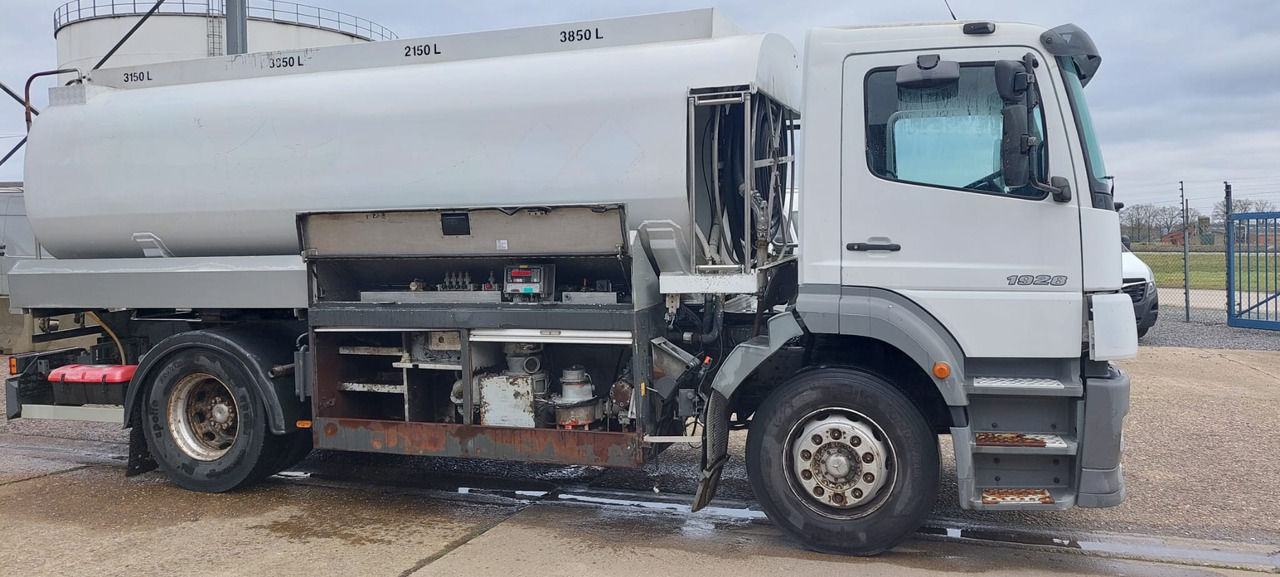 Tartályos teherautó MERCEDES: 7 kép. Tartályos teherautó MERCEDES: 7 kép.