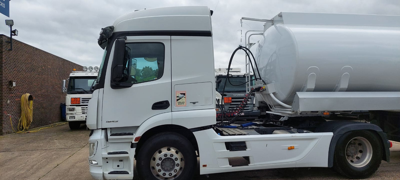 MERCEDES Actros - Nyergesvontató: 5 kép. MERCEDES Actros - Nyergesvontató: 5 kép.