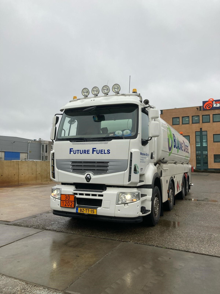 RENAULT Lander - Tartályos teherautó: 2 kép. RENAULT Lander - Tartályos teherautó: 2 kép.