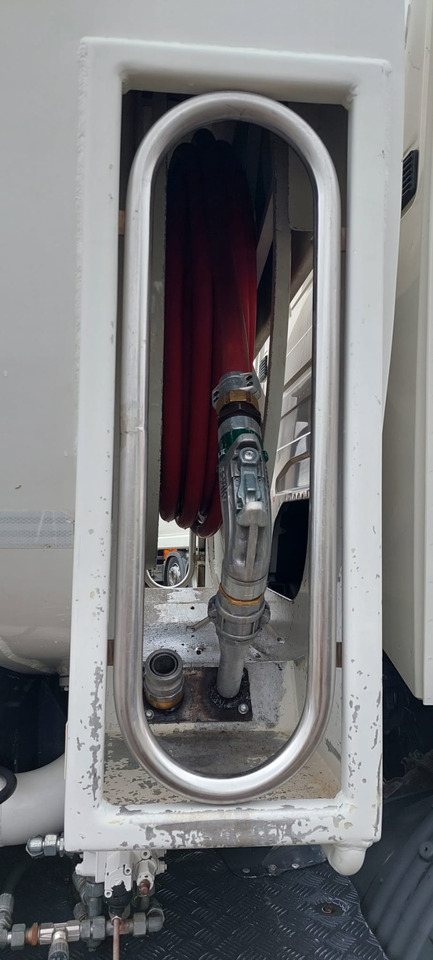 SCANIA G380 - Tartályos teherautó: 2 kép. SCANIA G380 - Tartályos teherautó: 2 kép.