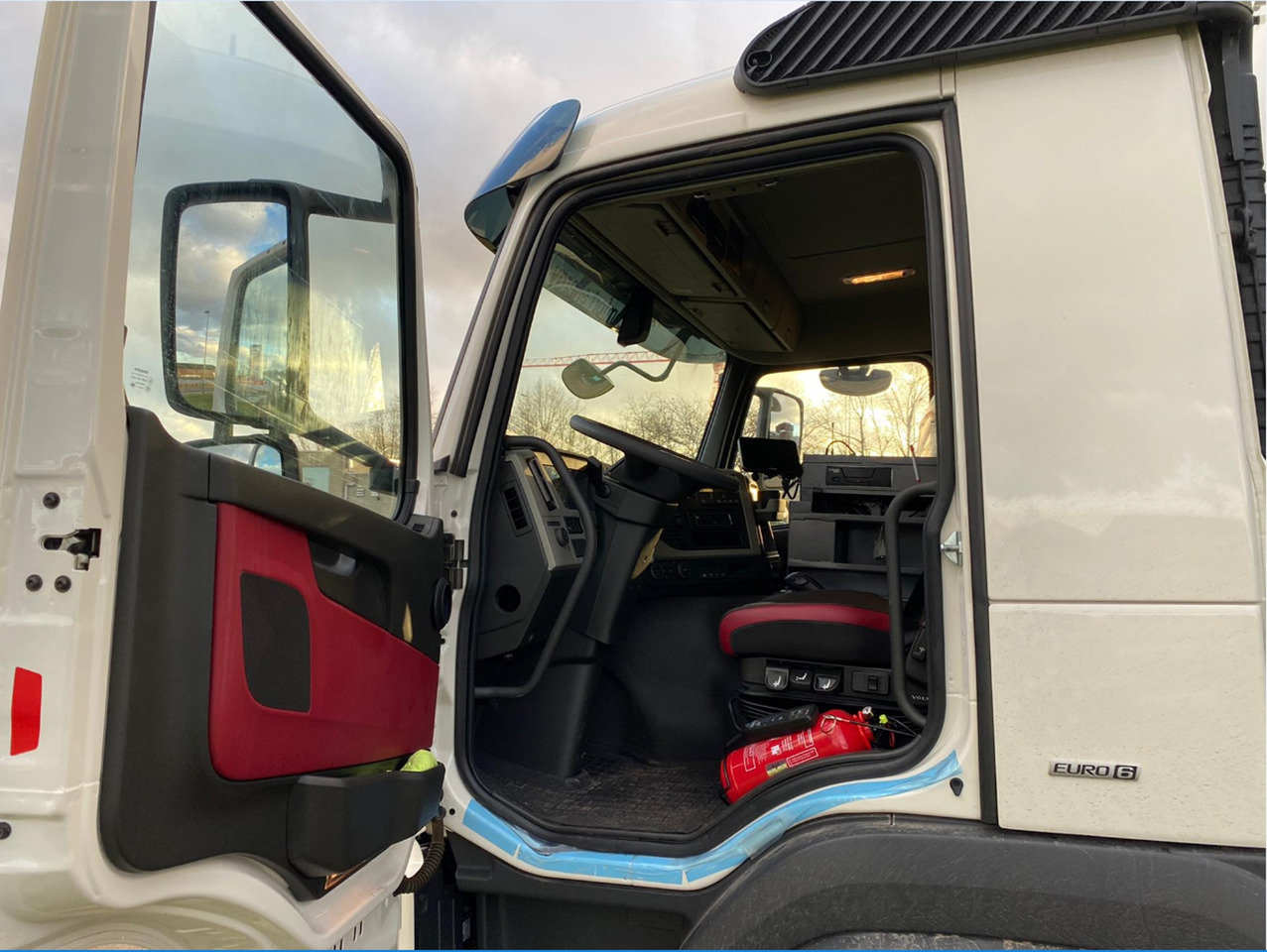 VOLVO FM - Tartályos teherautó: 2 kép. VOLVO FM - Tartályos teherautó: 2 kép.