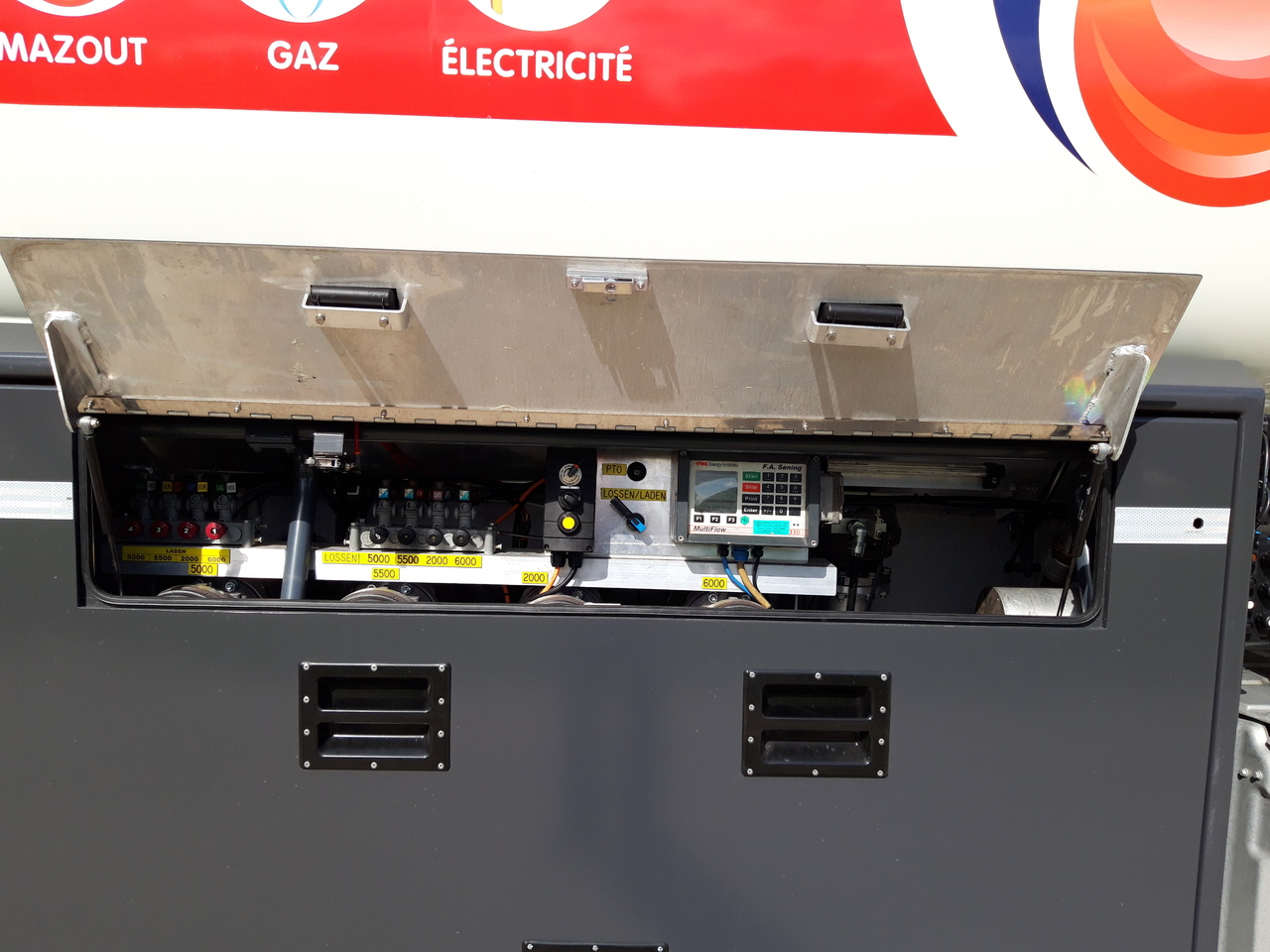 Tartályos teherautó VOLVO FM: 16 kép. Tartályos teherautó VOLVO FM: 16 kép.