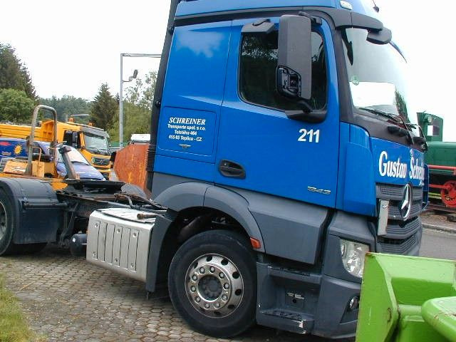 Mercedes-Benz 1843 Actros - Nyergesvontató: 2 kép. Mercedes-Benz 1843 Actros - Nyergesvontató: 2 kép.
