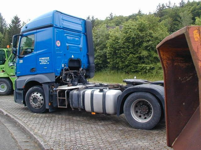 Mercedes-Benz 1843 Actros - Nyergesvontató: 3 kép. Mercedes-Benz 1843 Actros - Nyergesvontató: 3 kép.