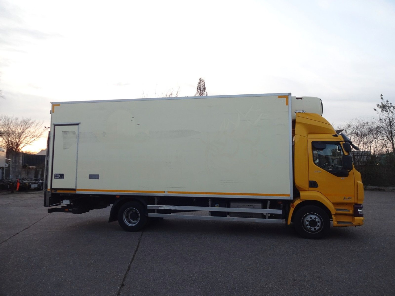 DAF LF 230, 12 T, LBW, Türen, Klima, Automat, Kamera - Dobozos felépítményű teherautó: 4 kép. DAF LF 230, 12 T, LBW, Türen, Klima, Automat, Kamera - Dobozos felépítményű teherautó: 4 kép.