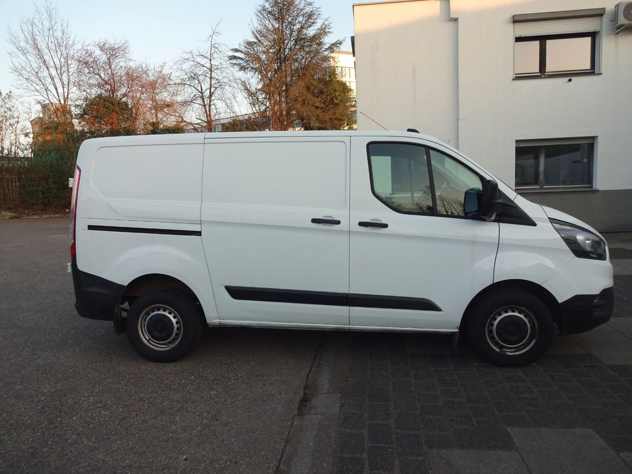 Ford Transit Custom Kasten 280 L1H1, PDC - Furgon: 4 kép. Ford Transit Custom Kasten 280 L1H1, PDC - Furgon: 4 kép.