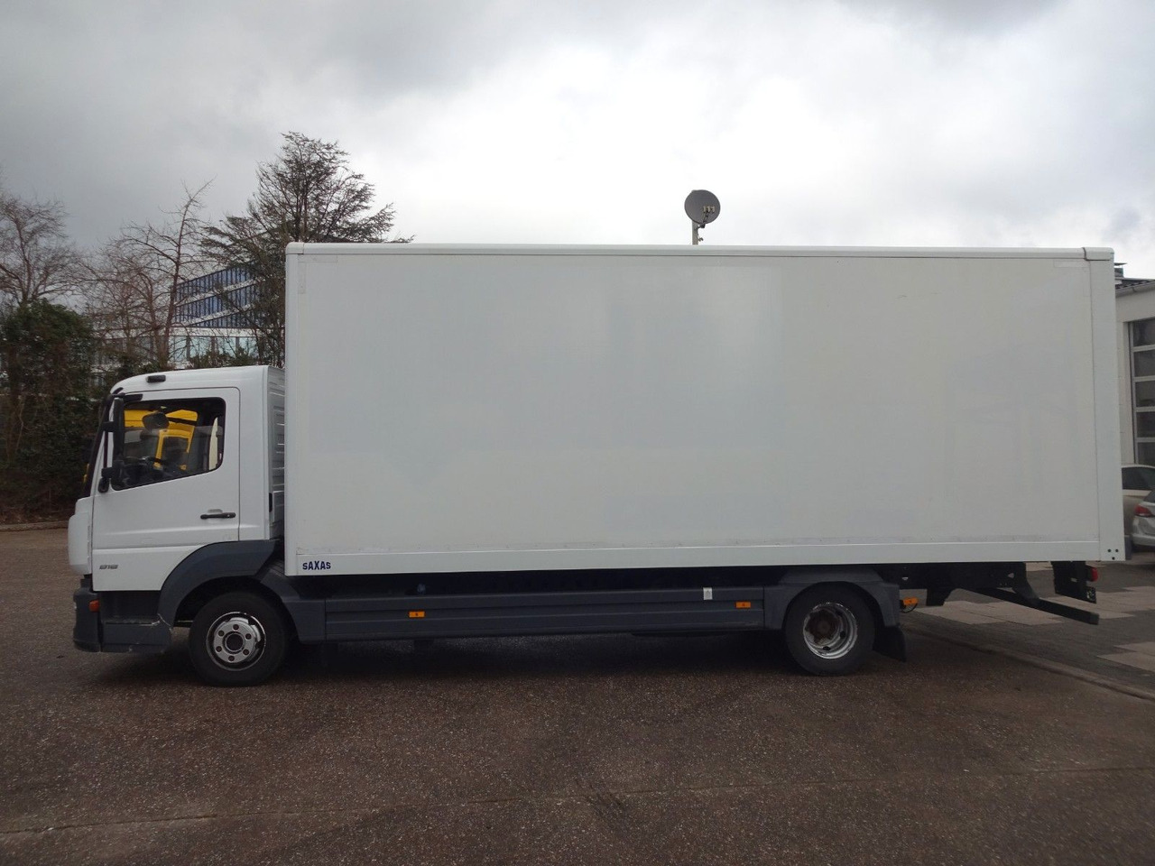 Mercedes-Benz Atego 818, Koffer mit Rolltor - Dobozos kisteherautó: 4 kép. Mercedes-Benz Atego 818, Koffer mit Rolltor - Dobozos kisteherautó: 4 kép.