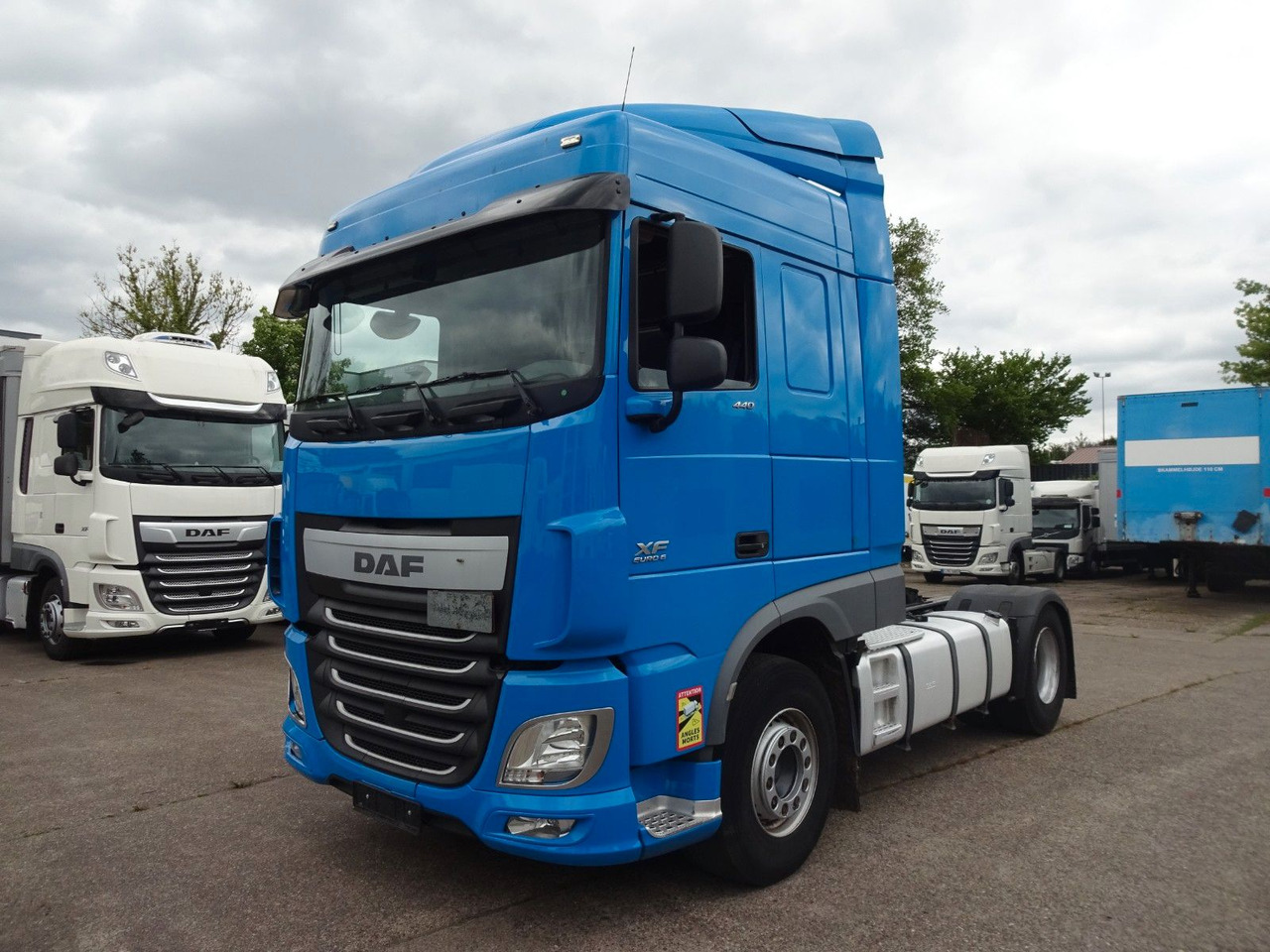 DAF XF 440, SC, Klima, 2 x Tank, Intarder, Standklim - Nyergesvontató: 1 kép. DAF XF 440, SC, Klima, 2 x Tank, Intarder, Standklim - Nyergesvontató: 1 kép.