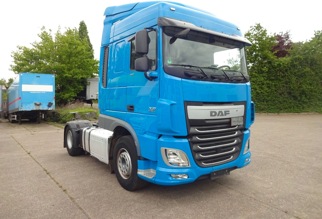 DAF XF 440, SC, Klima, 2 x Tank, Intarder, Standklim - Nyergesvontató: 3 kép. DAF XF 440, SC, Klima, 2 x Tank, Intarder, Standklim - Nyergesvontató: 3 kép.