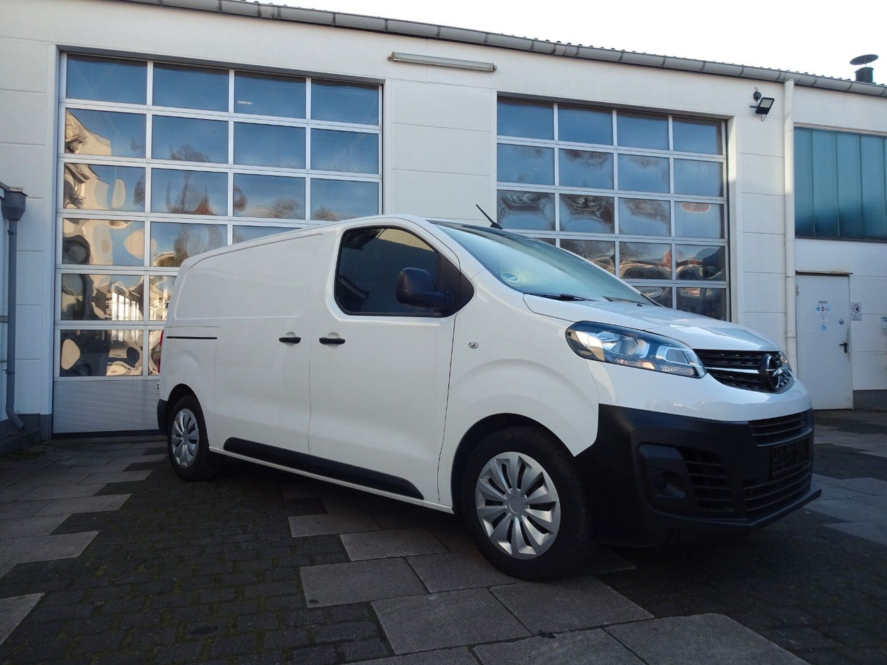 Opel 50 x Vivaro Kasten L1H1, Klima, PDC, Tempomat - Kis furgon: 3 kép. Opel 50 x Vivaro Kasten L1H1, Klima, PDC, Tempomat - Kis furgon: 3 kép.