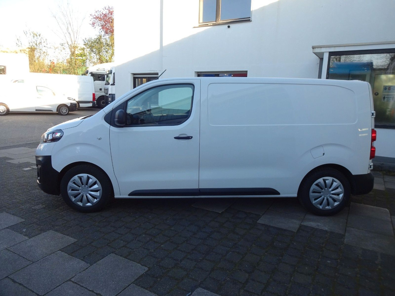 Opel 50 x Vivaro Kasten L1H1, Klima, PDC, Tempomat - Kis furgon: 4 kép. Opel 50 x Vivaro Kasten L1H1, Klima, PDC, Tempomat - Kis furgon: 4 kép.