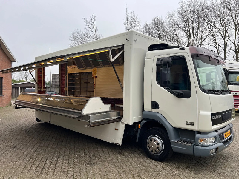 DAF LF 180 4X2 Verkoopopbouw/Verkaufsaufbau +Koeling Hydraulisch uitklapbaar - Büféautó: 1 kép. DAF LF 180 4X2 Verkoopopbouw/Verkaufsaufbau +Koeling Hydraulisch uitklapbaar - Büféautó: 1 kép.
