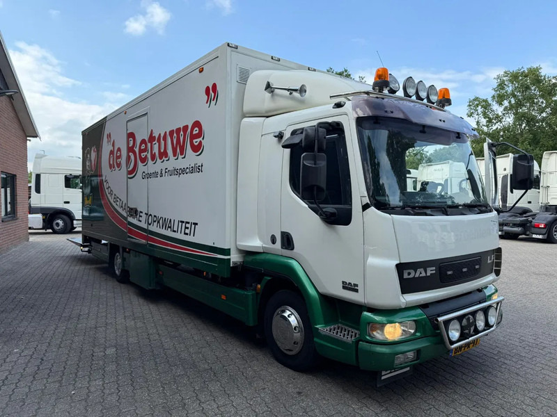 DAF LF 45.220 Laadklep/LBW Zijdeur Airco Slaapcabine AHK - Dobozos felépítményű teherautó: 2 kép. DAF LF 45.220 Laadklep/LBW Zijdeur Airco Slaapcabine AHK - Dobozos felépítményű teherautó: 2 kép.