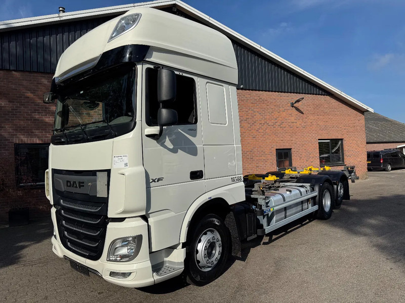 DAF XF 480 6X2 SSC FAR BDF Retarder 2x AHK 7.82 Multiwechseler - Cserefelépítményes teherautó: 1 kép. DAF XF 480 6X2 SSC FAR BDF Retarder 2x AHK 7.82 Multiwechseler - Cserefelépítményes teherautó: 1 kép.