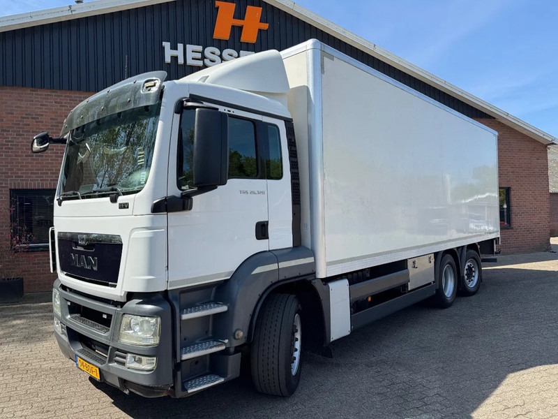 MAN TGS 26.320 EEV Koffer Stuuras AHK 3.000KG LBW 337.340KM! NL TRUCK - Dobozos felépítményű teherautó: 1 kép. MAN TGS 26.320 EEV Koffer Stuuras AHK 3.000KG LBW 337.340KM! NL TRUCK - Dobozos felépítményű teherautó: 1 kép.