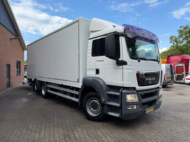 MAN TGS 26.320 Koffer Stuuras AHK 3.000KG LBW 267.965KM! NL Truck - Dobozos felépítményű teherautó: 2 kép. MAN TGS 26.320 Koffer Stuuras AHK 3.000KG LBW 267.965KM! NL Truck - Dobozos felépítményű teherautó: 2 kép.