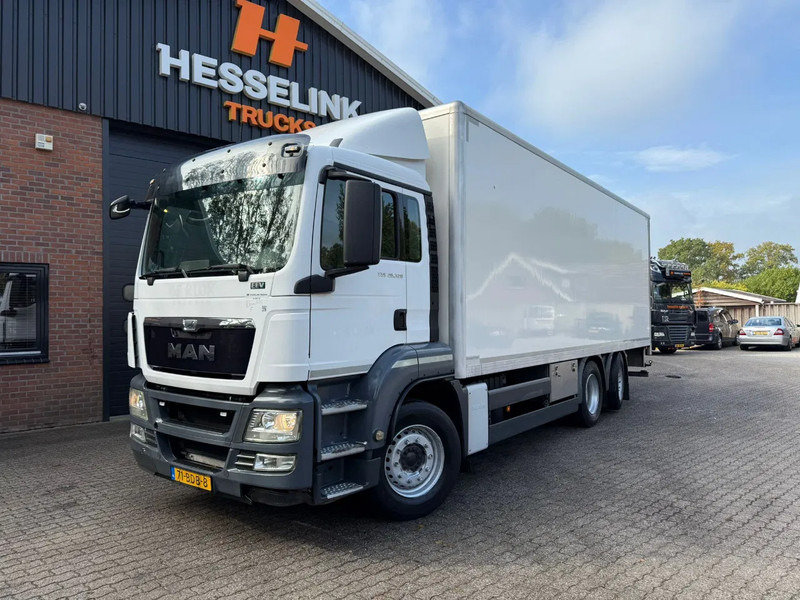 MAN TGS 26.320 Koffer Stuuras AHK 3.000KG LBW 353.980KM! NL Truck APK/TUV 11-03-2026 - Dobozos felépítményű teherautó: 1 kép. MAN TGS 26.320 Koffer Stuuras AHK 3.000KG LBW 353.980KM! NL Truck APK/TUV 11-03-2026 - Dobozos felépítményű teherautó: 1 kép.