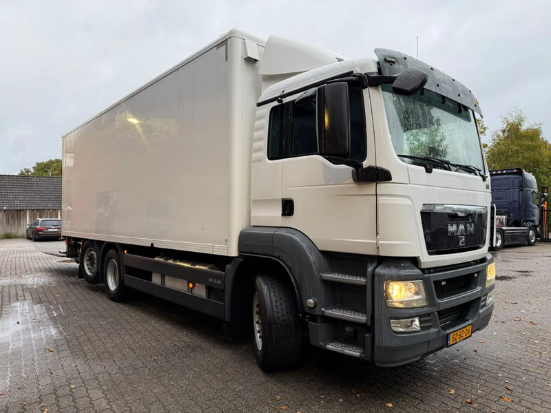 MAN TGS 26.320 Koffer Stuuras AHK 3.000KG LBW 373.230KM! NL Truck APK/TUV 18-03-2026 - Dobozos felépítményű teherautó: 2 kép. MAN TGS 26.320 Koffer Stuuras AHK 3.000KG LBW 373.230KM! NL Truck APK/TUV 18-03-2026 - Dobozos felépítményű teherautó: 2 kép.