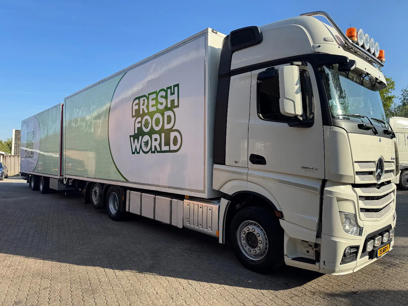 Mercedes-Benz Actros 2842 6X2 Gigaspace Koelcombi Carrier D+E - Hőszigetelt teherautó: 2 kép. Mercedes-Benz Actros 2842 6X2 Gigaspace Koelcombi Carrier D+E - Hőszigetelt teherautó: 2 kép.