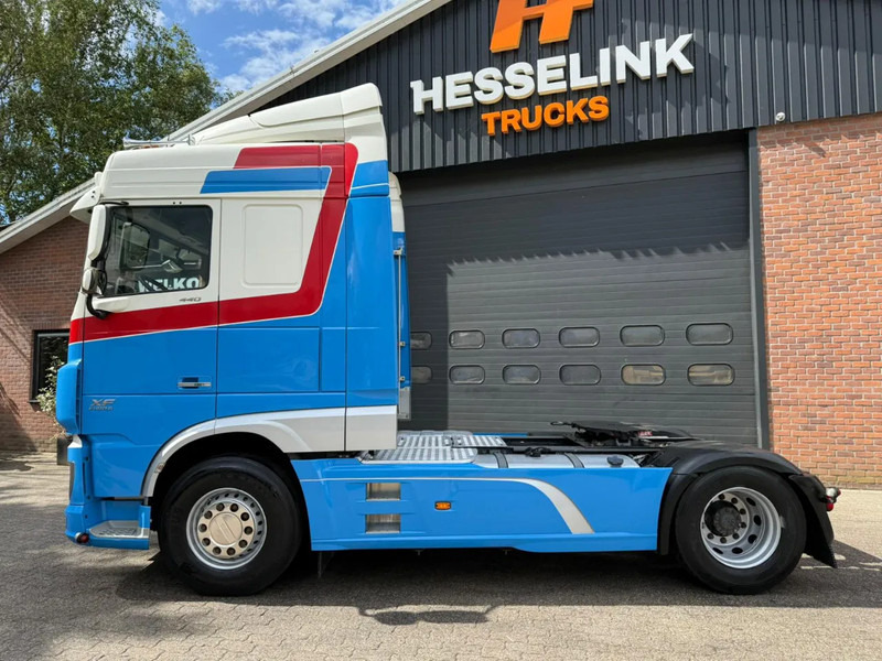 DAF XF 440 XF 440 FT Space Cab Special Interior NL Truck - Nyergesvontató: 3 kép. DAF XF 440 XF 440 FT Space Cab Special Interior NL Truck - Nyergesvontató: 3 kép.
