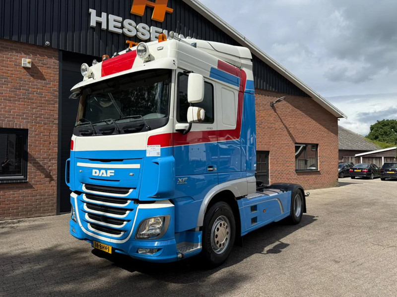 DAF XF 440 XF 440 FT Space Cab Special Interior NL Truck - Nyergesvontató: 1 kép. DAF XF 440 XF 440 FT Space Cab Special Interior NL Truck - Nyergesvontató: 1 kép.