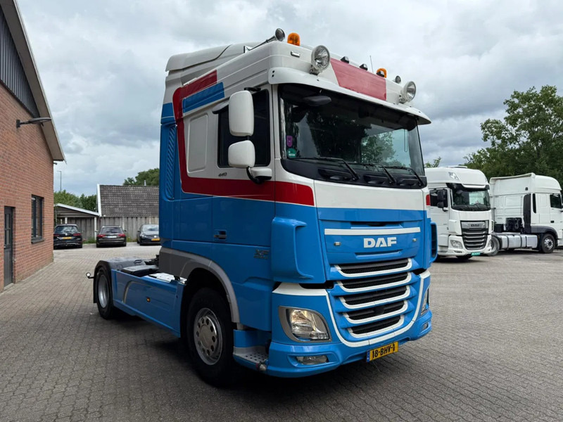 DAF XF 440 XF 440 FT Space Cab Special Interior NL Truck - Nyergesvontató: 2 kép. DAF XF 440 XF 440 FT Space Cab Special Interior NL Truck - Nyergesvontató: 2 kép.