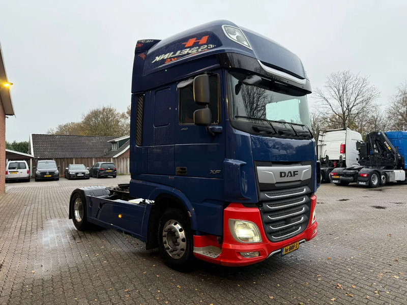 DAF XF 450 SSC Super Space LED Smarrttacho 2 Standairco Leer NL Truck - Nyergesvontató: 2 kép. DAF XF 450 SSC Super Space LED Smarrttacho 2 Standairco Leer NL Truck - Nyergesvontató: 2 kép.