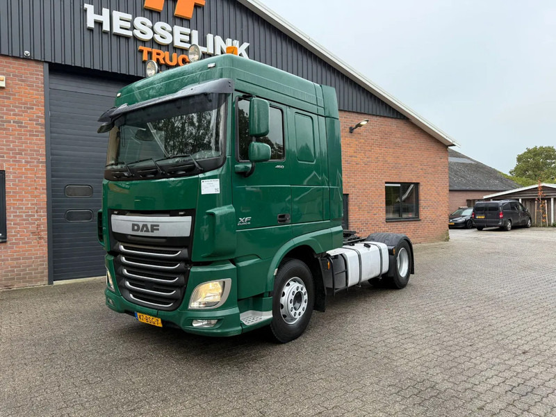 DAF XF 460 Space Cab Verstralers/Zwaailamp NL Truck APK/TUV 06-12-2025 - Nyergesvontató: 1 kép. DAF XF 460 Space Cab Verstralers/Zwaailamp NL Truck APK/TUV 06-12-2025 - Nyergesvontató: 1 kép.