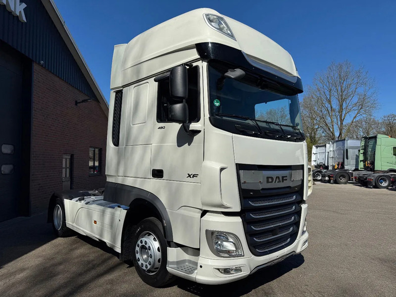 DAF XF 480 5X! SSC Super Space 2x tank LED PTO-Prep 302.386KM ACC - Nyergesvontató: 2 kép. DAF XF 480 5X! SSC Super Space 2x tank LED PTO-Prep 302.386KM ACC - Nyergesvontató: 2 kép.