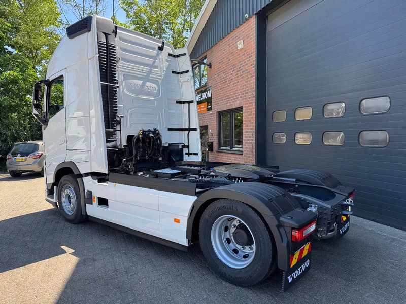 Volvo FH 500 AERO NEW! 9 Ton Vooras I-SAVE Globetrotter XL, PTO, ACC, Standairco, 2 tanks, LED - Nyergesvontató: 3 kép. Volvo FH 500 AERO NEW! 9 Ton Vooras I-SAVE Globetrotter XL, PTO, ACC, Standairco, 2 tanks, LED - Nyergesvontató: 3 kép.