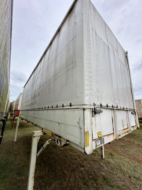 Ackermann-Fruehauf Wechselpritsche mit Bordwänden und Plane BDF System 7.150 mm - Ponyvás felépítmény: 2 kép. Ackermann-Fruehauf Wechselpritsche mit Bordwänden und Plane BDF System 7.150 mm - Ponyvás felépítmény: 2 kép.