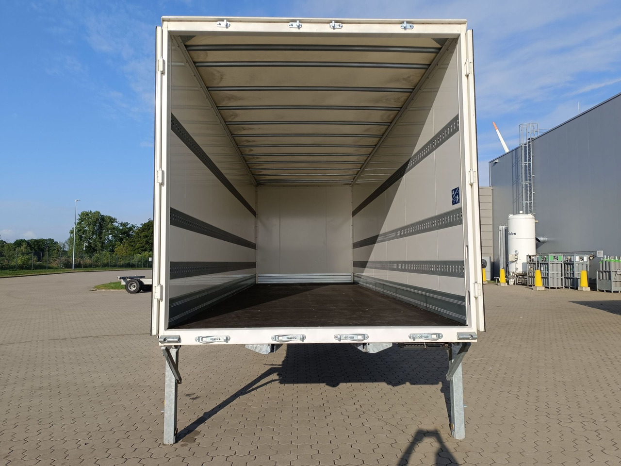 BDF-System, 7.450 mm lang, SONDERPREIS MESSEAUFBAU, - Doboz felépitmény: 4 kép. BDF-System, 7.450 mm lang, SONDERPREIS MESSEAUFBAU, - Doboz felépitmény: 4 kép.