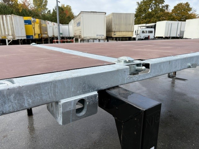 Bowmann BDF-System, 7.450 mm lang, mit TWIST-LOCKS im Rahmen für Transport von 20 Fuß Containern - Platós felépítmény: 1 kép. Bowmann BDF-System, 7.450 mm lang, mit TWIST-LOCKS im Rahmen für Transport von 20 Fuß Containern - Platós felépítmény: 1 kép.