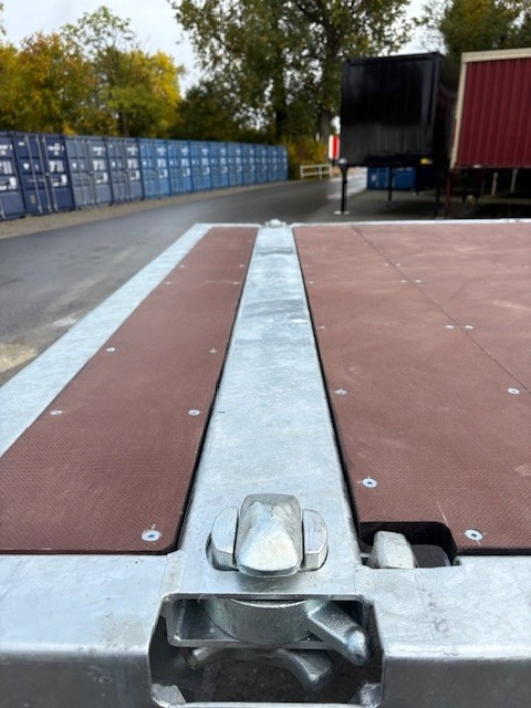 Bowmann BDF-System, 7.450 mm lang, mit TWIST-LOCKS im Rahmen für Transport von 20 Fuß Containern - Platós felépítmény: 3 kép. Bowmann BDF-System, 7.450 mm lang, mit TWIST-LOCKS im Rahmen für Transport von 20 Fuß Containern - Platós felépítmény: 3 kép.