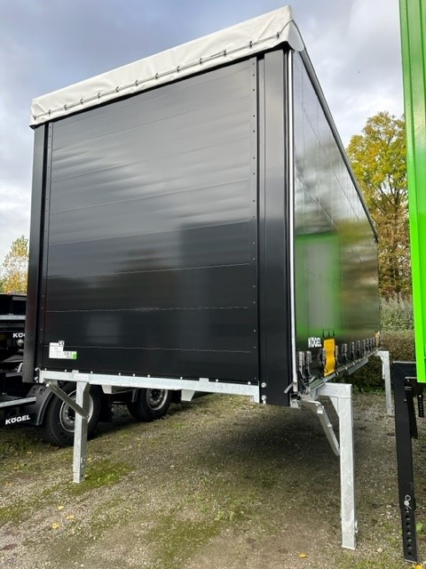 Kögel BDF-System, 7.450 mm lang, Farbe: RAL 9005 schwarz - Ponyvás felépítmény: 1 kép. Kögel BDF-System, 7.450 mm lang, Farbe: RAL 9005 schwarz - Ponyvás felépítmény: 1 kép.