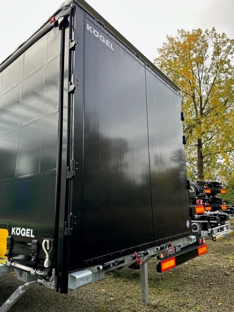 Kögel BDF-System, 7.450 mm lang, Farbe: RAL 9005 schwarz - Ponyvás felépítmény: 3 kép. Kögel BDF-System, 7.450 mm lang, Farbe: RAL 9005 schwarz - Ponyvás felépítmény: 3 kép.