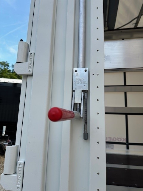 Kögel BDF-System, 7.450 mm lang, Hubdach, Eckhöhe: 2.920 mm, - Ponyvás felépítmény: 3 kép. Kögel BDF-System, 7.450 mm lang, Hubdach, Eckhöhe: 2.920 mm, - Ponyvás felépítmény: 3 kép.