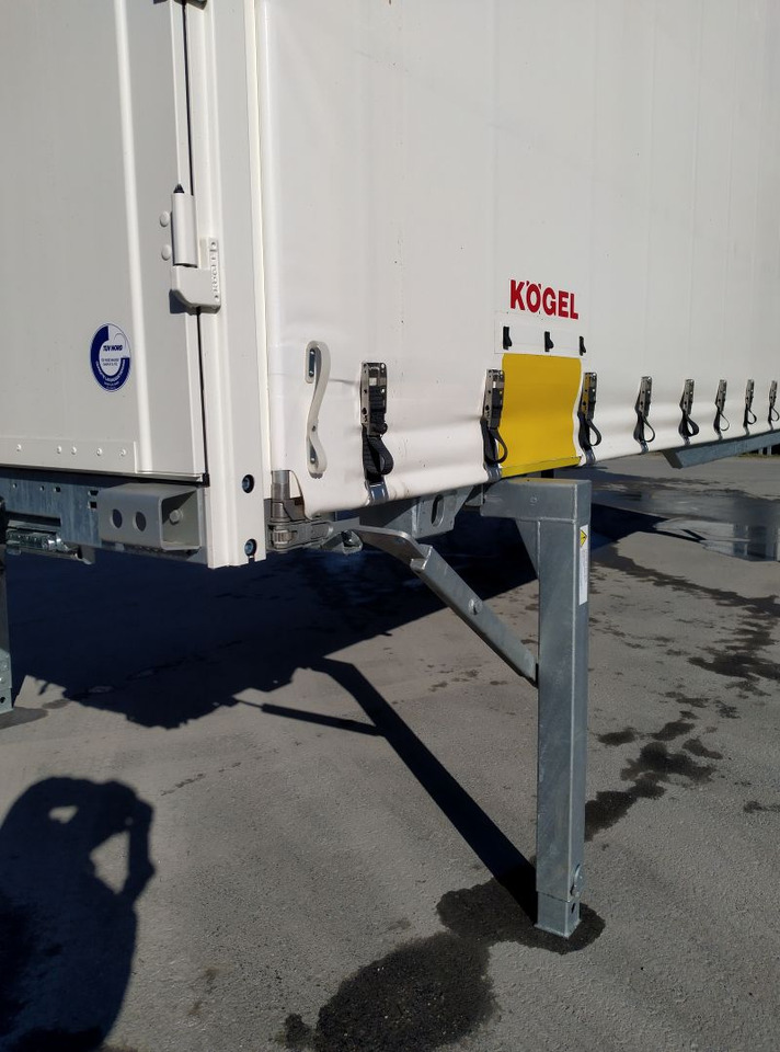 Kögel BDF-System, 7.450 mm lang. - Ponyvás felépítmény: 1 kép. Kögel BDF-System, 7.450 mm lang. - Ponyvás felépítmény: 1 kép.