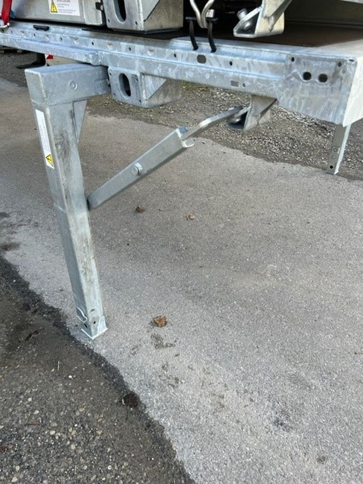 Kögel Wechselrahmen, BDF-System, 7.450 mm lang. - Platós felépítmény: 4 kép. Kögel Wechselrahmen, BDF-System, 7.450 mm lang. - Platós felépítmény: 4 kép.