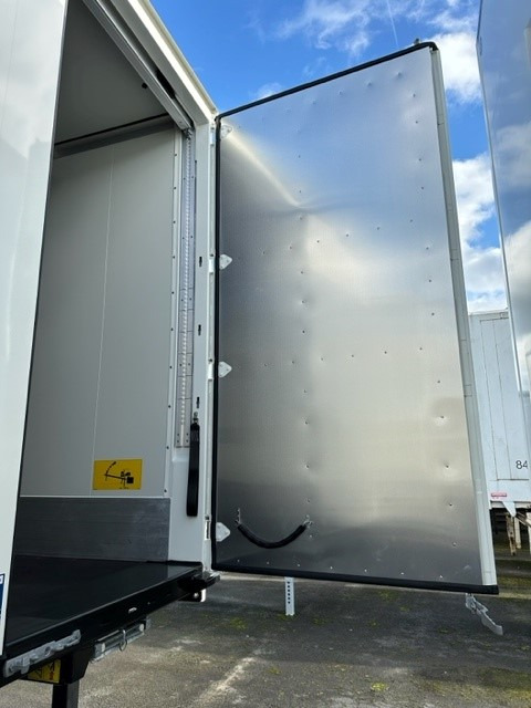 Krone BDF-System 7.450 mm, Portaltüren, FABRIKNEU - Doboz felépitmény: 3 kép. Krone BDF-System 7.450 mm, Portaltüren, FABRIKNEU - Doboz felépitmény: 3 kép.