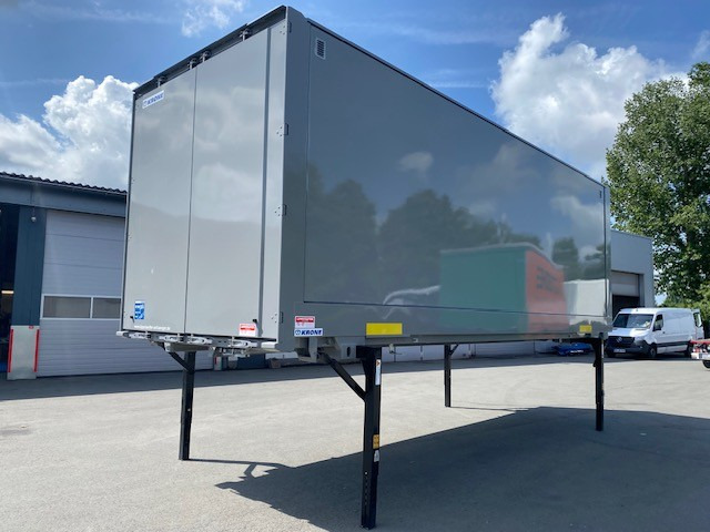 Krone BDF-System, 7.450 mm lang, Portaltüren, RAL 7037 Staubgrau - Doboz felépitmény: 1 kép. Krone BDF-System, 7.450 mm lang, Portaltüren, RAL 7037 Staubgrau - Doboz felépitmény: 1 kép.