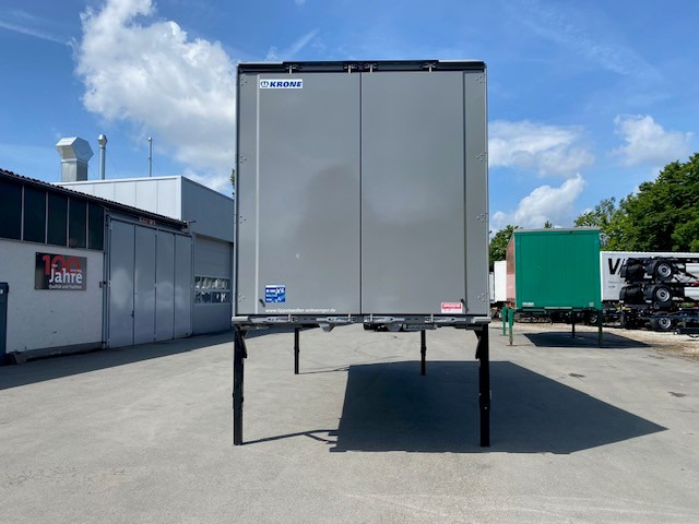 Krone BDF-System, 7.450 mm lang, Portaltüren, RAL 7037 Staubgrau - Doboz felépitmény: 2 kép. Krone BDF-System, 7.450 mm lang, Portaltüren, RAL 7037 Staubgrau - Doboz felépitmény: 2 kép.