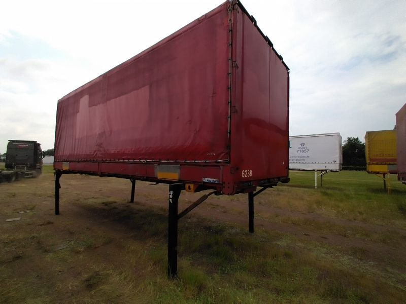 Krone Wechselpritsche mit Bordwänden und Plane, BDF-System, 7.450 mm lang. - Ponyvás felépítmény: 4 kép. Krone Wechselpritsche mit Bordwänden und Plane, BDF-System, 7.450 mm lang. - Ponyvás felépítmény: 4 kép.