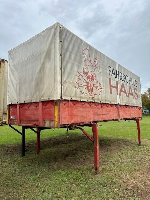 Krone niedrige Türen, Farbe: rot - Ponyvás felépítmény: 3 kép. Krone niedrige Türen, Farbe: rot - Ponyvás felépítmény: 3 kép.