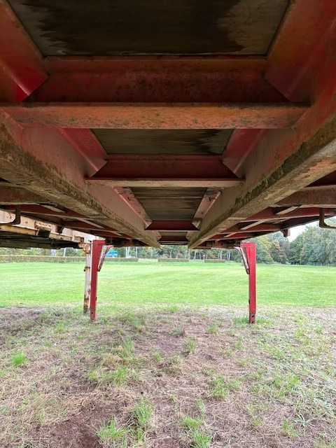 Krone niedrige Türen, Farbe: rot - Ponyvás felépítmény: 1 kép. Krone niedrige Türen, Farbe: rot - Ponyvás felépítmény: 1 kép.